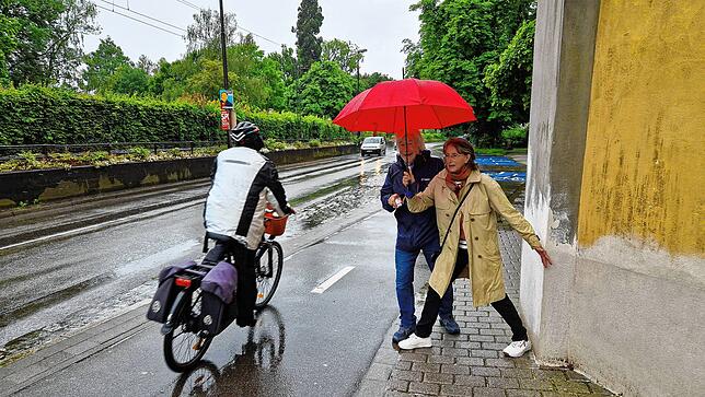 Hier ist es richtig eng: Elisabeth Jansen und Walter von Witzleben (von rechts) vom Arbeitskreis Fußverkehr zeigen, wie wenig Platz ...