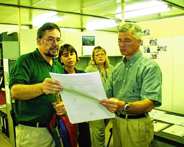 Sérgio Vieira de Mello und Peter Rimmele im Gespräch über die osttimoresische Registrierungskampagne. Im Hintergrund sind zwei ...