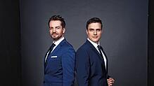 Mit Rechtsanwalt Alexander Stevens (links) tritt Tagesschausprecher Constantin Schreiber mit dem Programm „Angeklagt – schuldig oder ...