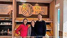 Sarah Schmid (Bäckerei Schmid aus Bräunlingen), Maria-Magdalena Winker (Inhaberin der neuen Bäckerei Ox und Korn) und ihr Mann Stephan ...