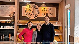 Sarah Schmid (Bäckerei Schmid aus Bräunlingen), Maria-Magdalena Winker (Inhaberin der neuen Bäckerei Ox und Korn) und ihr Mann Stephan ...