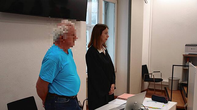 Der 62-jährige Angeklagte mit seiner Strafverteidigerin. Er steht wegen mehrerer Sexualstraftaten vor dem Landgericht Konstanz.