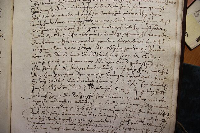 Das Bild zeigt einen Ausschnitt aus dem original Ratsprotokoll von 1644 aus dem Stadtarchiv Überlingen: "...dass also die artzney böser ...