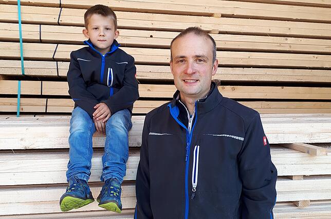 Sägewerk- und Waldbesitzer Markus Jehlin zusammen mit seinem Sohn Felix.