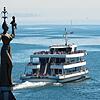 Ein Bild aus vergangenen Tagen: Ein volles Passagierschiff der Weißen Flotte auf dem Bodensee. Die Schiffe liegen nun im Hafen und ...