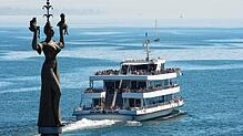 Ein Bild aus vergangenen Tagen: Ein volles Passagierschiff der Weißen Flotte auf dem Bodensee. Die Schiffe liegen nun im Hafen und ...