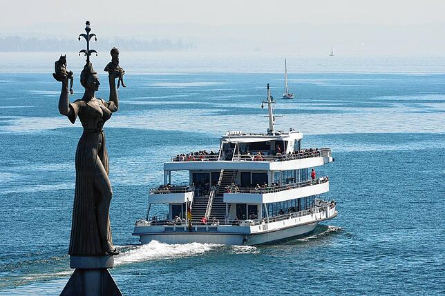 Ein Bild aus vergangenen Tagen: Ein volles Passagierschiff der Weißen Flotte auf dem Bodensee. Die Schiffe liegen nun im Hafen und ...