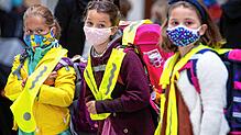 So sah der erste Schultag für diese Mädchen aus. Viele Kinder reagieren mit gesundheitlichen Störungen auf die Pandemie &ndash; von ...