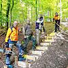 Helfer des Rickenbacher Schwarzwaldvereins bauen eine Fußgängertreppe im Wald (von links): Oliver Gutmann, Joachim Zipfel, Thomas ...