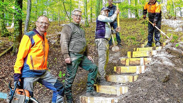 Helfer des Rickenbacher Schwarzwaldvereins bauen eine Fußgängertreppe im Wald (von links): Oliver Gutmann, Joachim Zipfel, Thomas ...