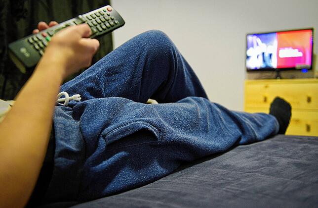 Sorgt für Wärme und Geborgenheit in unvorhersehbaren Zeiten – und beim Zappen auf dem Sofa (Symbolbild).