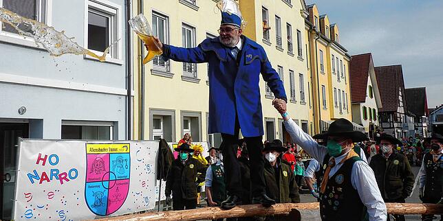 Taufe des Allensbacher Narrenbaums am Schmotzigen Duschtig 2022.