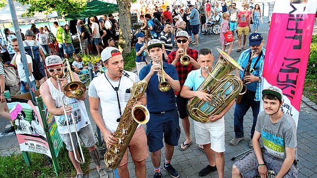 (Archivbild) Seit 2019 fand der grenzüberschreitende Flohmarkt nicht mehr statt: Damals tingelte die Konstanzer Formation New Jam von ...