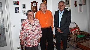 Dem Jubelpaar Theresia (Klara) und Josef Kolodziej gratulierte Schwandorfs Ortsvorsteher Günter Binder (rechts) zum seltenen Jubiläum ...