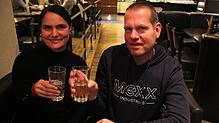 Für Miriam Mößle und Carsten Pietsch ist das Glas immer halb voll. Sie sind beide an Multipler Sklerose erkrankt. Sie lenken den Blick ...