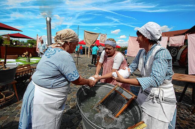 Zwei Sonntage in den Sommerferien sind wieder historischen Vorführungen gewidmet, wie hier dem Wäsche waschen.