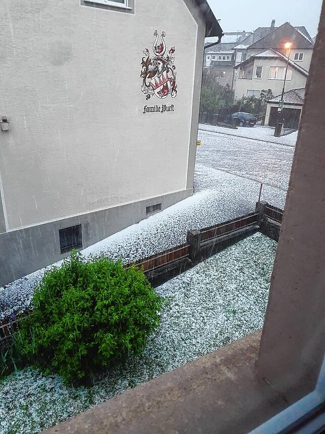 Hagel in Stockach sieht aus, als ob alles zugeschneit wäre.
