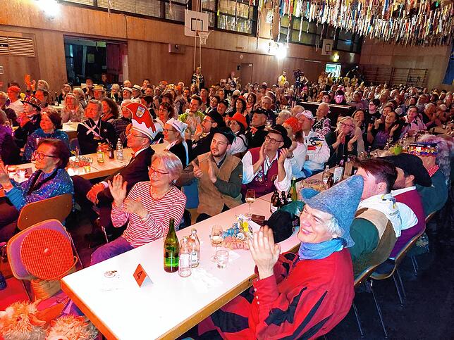 Das Publikum in der voll besetzten Inselhalle hat viel Spaß und geht gut mit.