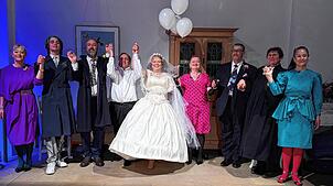 Das Ensemble von Paradise is here und Hochrhein Schauspiel bietet eine beeindruckende Aufführung von „Die Hochzeit“.