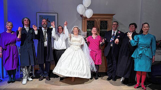 Das Ensemble von Paradise is here und Hochrhein Schauspiel bietet eine beeindruckende Aufführung von „Die Hochzeit“.
