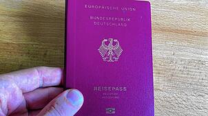 Menschen, die die deutsche Staatsbürgerschaft erlangen möchten, können seit August 2024 keine Anträge mehr auf Einbürgerung einreichen. ...