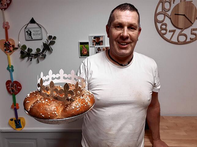 Konditormeister Oliver Adolph zeigt den Dreikönigskuchen mit Krone. 30 Stück hat er für das diesjährige Dreikönigsfest gebacken.