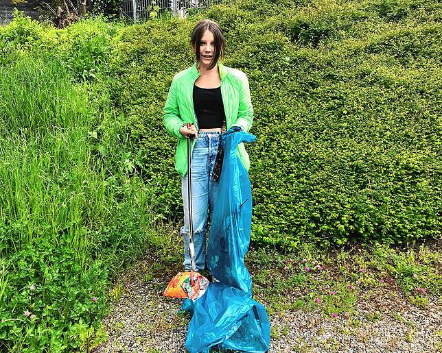 Hannah Bürkle vom Kinderrat sammelt Müll für eine saubere Gemeinde. Bild: Jana Akyildiz