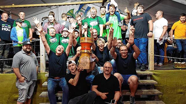 Tolle Stimmung bei der Siegerehrung zum traditionellen Handwerkerwettbewerb auf dem Sommerfest. Am Ende darf das Team Benkler Metallbau ...