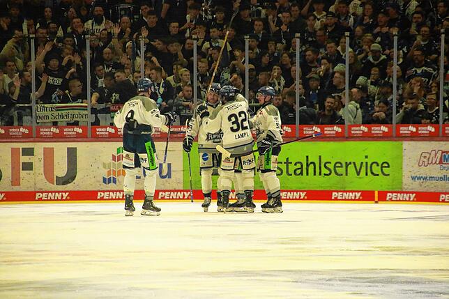 Bild 20: Fans, fliegende Fäuste und Feiern &ndash; Bilder vom 5:1 der Wild Wings gegen Straubing