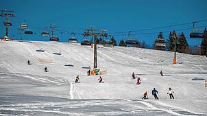 Skifahrer auf dem Feldberg. In dieser Saison ist die Schneelage gut. Auch die FIS-Abfahrt könnte bald wieder öffnen.
