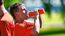 Durstlöscher: Die Spieler der SG Unadingen/Dittishausen gewannen 4:3 gegen den FC Grüningen. Foto: Roland Sigwart