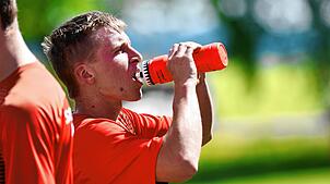 Durstlöscher: Die Spieler der SG Unadingen/Dittishausen gewannen 4:3 gegen den FC Grüningen. Foto: Roland Sigwart
