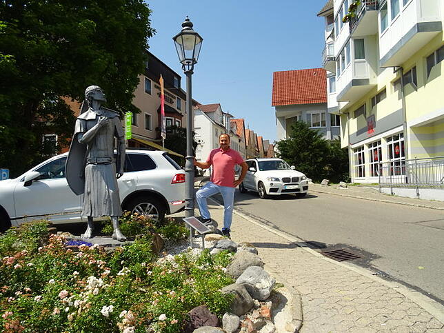 Shukri Gharib fühlt sich neben Graf Rudolph von Pfullendorf sichtlich wohl. Und in der Heiligenberger Straße auch. Der Graf ist zwar nur ...