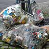 Beim Einsammeln der Gelben Säcke so wie hier in der Innenstadt wird vermehrt festgestellt, dass diese falsch befüllt sind. Diese Säcke ...