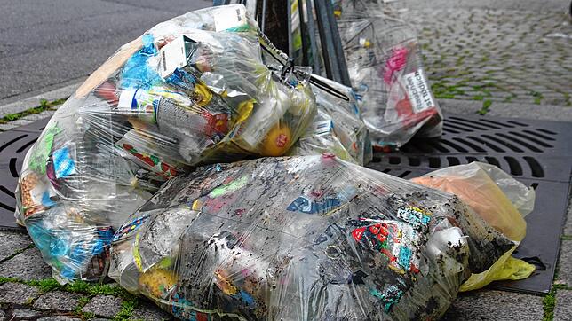 Beim Einsammeln der Gelben Säcke so wie hier in der Innenstadt wird vermehrt festgestellt, dass diese falsch befüllt sind. Diese Säcke ...