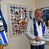 Eishockey-Fan mit Leib und Seele: Uwe Schrawattke blättert in einem Ordner, voll mit Eishockey-Berichten über die Schwenninger Wild ...