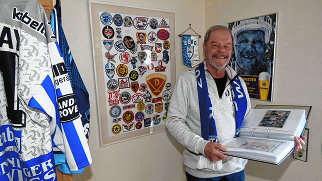 Eishockey-Fan mit Leib und Seele: Uwe Schrawattke blättert in einem Ordner, voll mit Eishockey-Berichten über die Schwenninger Wild ...