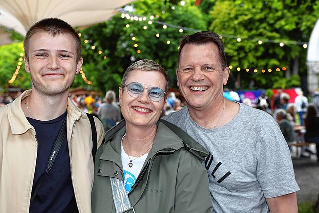Bild 31: Die Gäste feiern beim Stadtgartenfest: Hier sind die Fotos vom ersten Abend