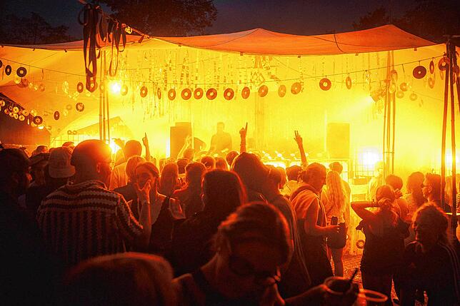 Lichtermeer beim DJ-Zelt. Dutzende Bands und DJs haben sich angesagt.