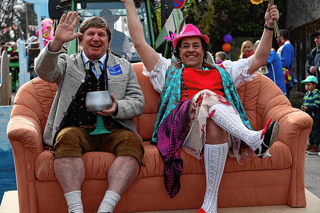 Bild 39: Fastnacht auf dem Schienerberg: Tausende feiern den Höriumzug mit kreativen Mottos