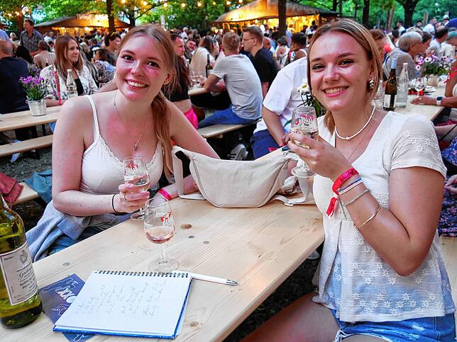 Viele Besucher kamen zum diesjährigen Weinfest. So auch Alicia Ries aus Rielasingen-Worblingen und Cindy Günther aus Engen.