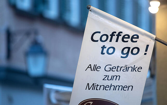 Ein Geschäft in Tübingen wirbt für Getränke zum Mitnehmen.
