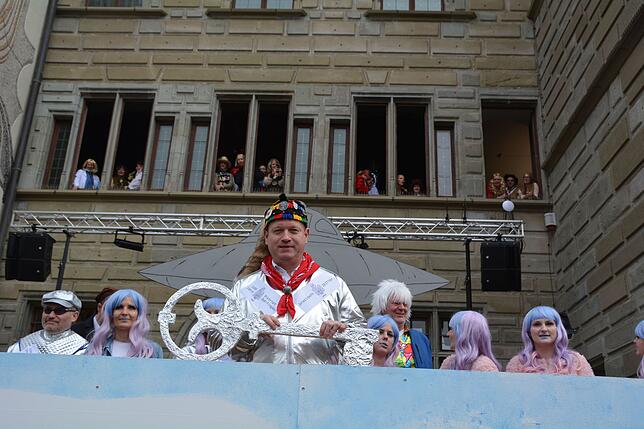 Noch hält Oberbürgermeister Jan Zeitler, umringt von seinem Future-Team, den Rathausschlüssel fest in der Hand.
