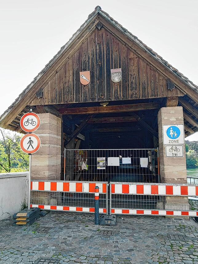 Eine Aufnahme zeigt den Zugang in Stein/CH: Die Holzbrücke nach Bad Säckingen ist geschlossen.