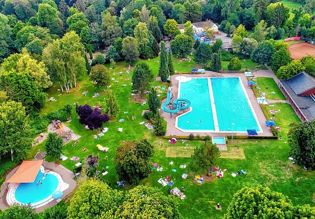 Das Donaueschinger Parkschwimmbad im September 2019. 2022 wird sich dieses Erscheinungsbild wandeln – das Bad wird saniert.