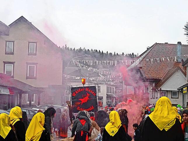 Die Wälder-Hexen sorgen für pinken Nebel &ndash; die Farbe der Fasnetsaison.