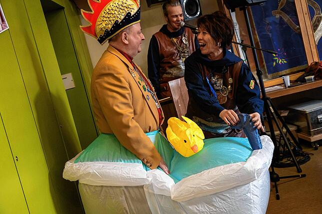 Karl Haller in seinem persönlichen „Happy Place“: Petra Frohnapfel und Bernd Wolferseder freuen sich an der aufblasbaren Badewanne.
