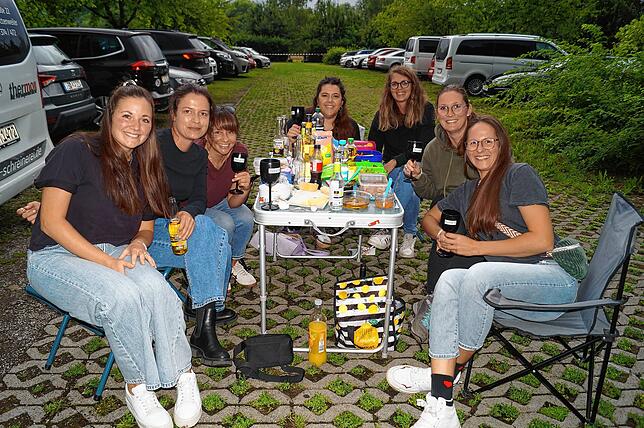 Sieben Mütter von 18 Kindern gönnen sich beim Fanta-4-Konzert eine „Muttiauszeit“: (von links) Aninja Schönfeld, Katja Hepp, Stefanie ...