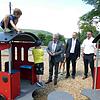 Der Abgeordnete und Justizminister Guido Wolf (links) schaut sich gleich den Spielplatz mit der roten Dampflok an, mit dabei ...