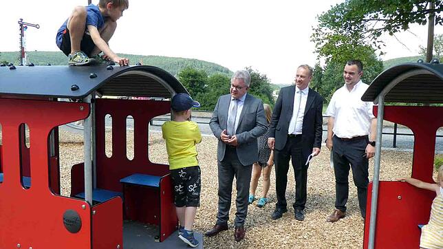 Der Abgeordnete und Justizminister Guido Wolf (links) schaut sich gleich den Spielplatz mit der roten Dampflok an, mit dabei ...